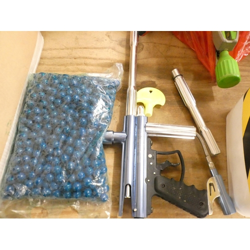 2465 - A paint ball gun and bag of paintballs