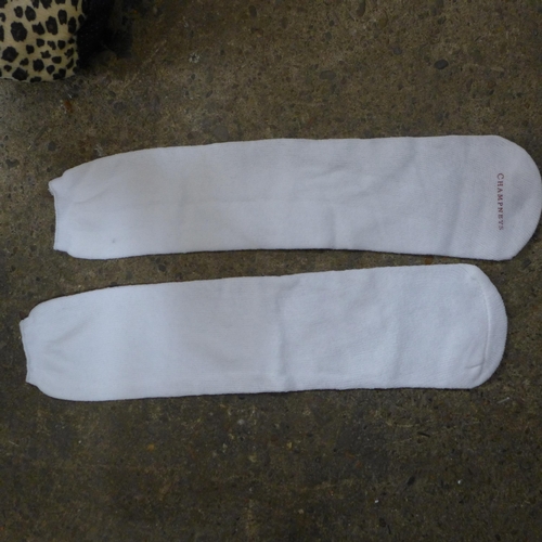 2416 - 6 Pairs of Cosy Toes slippers and a large quantity of white socks