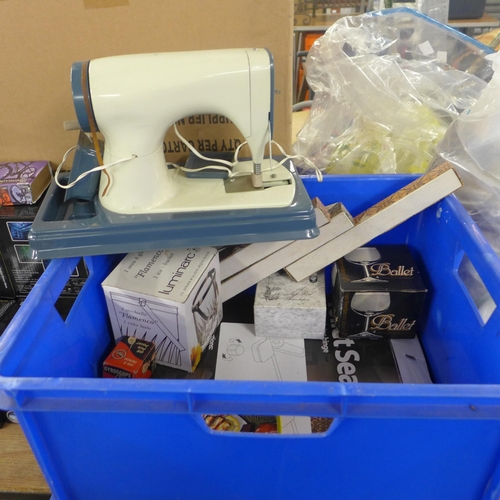 2417 - A box of vintage/retro items including a child's sewing machine