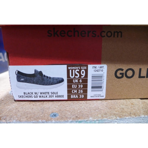 3048 - Women's black and white Skechers - UK size 6 * this lot is subject to VAT