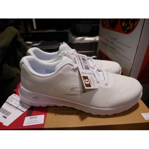 3050 - Women's white Skechers - UK size 6 * this lot is subject to VAT