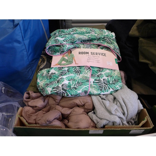 3052 - Assorted women and Kid's clothing - various sizes/styles/colours * this lot is subject to VAT