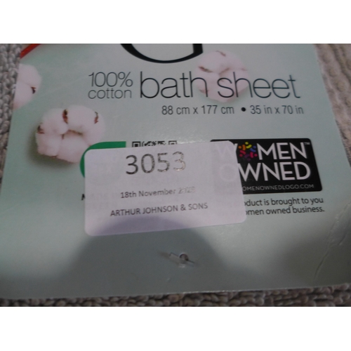 3053 - Fitted white bed sheet and grey bath towel * this lot is subject to VAT