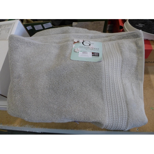 3053 - Fitted white bed sheet and grey bath towel * this lot is subject to VAT