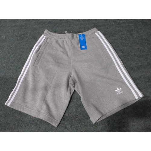 3267 - Five pairs of men's grey Adidas shorts size XL * this lot is subject to VAT