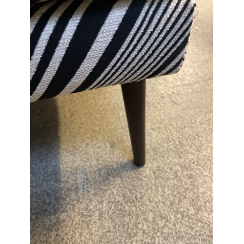 1469 - A black and white patterned fabric upholstered side chair