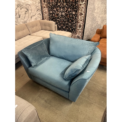 1479 - A teal velvet upholstered loveseat