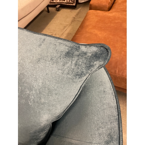 1479 - A teal velvet upholstered loveseat