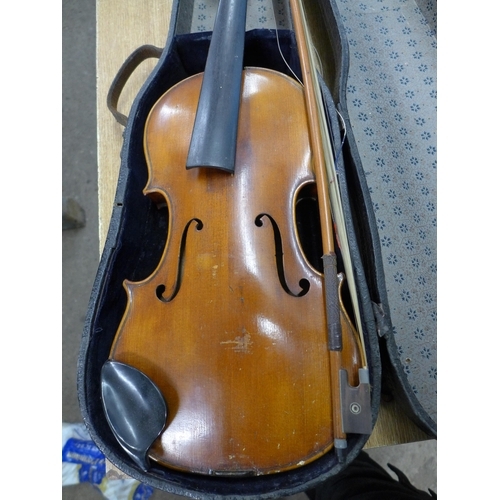 2070 - A violin in case- some damage