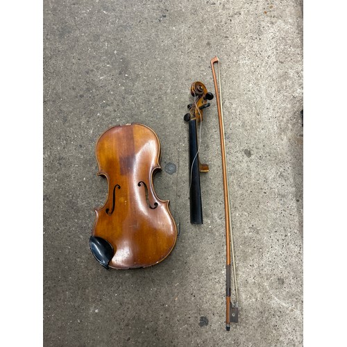 2070 - A violin in case- some damage