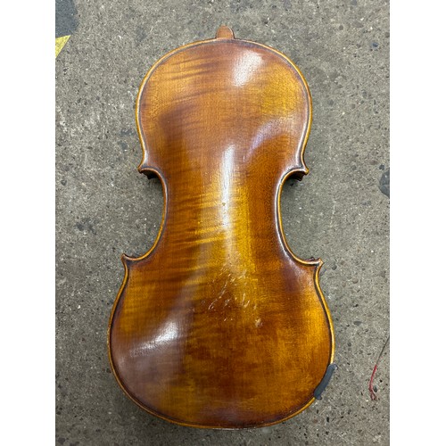 2070 - A violin in case- some damage