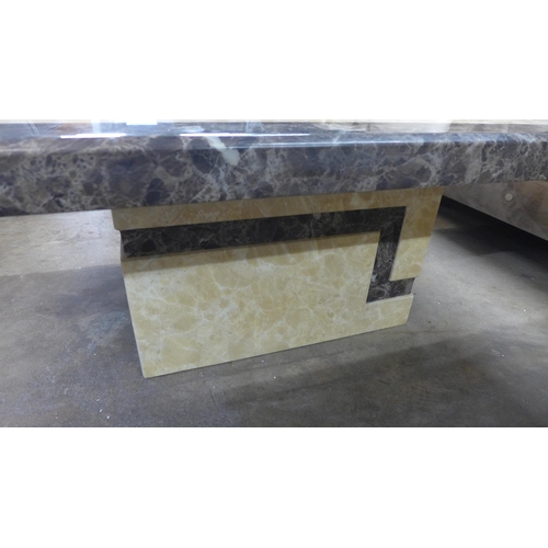 1423 - A marble effect coffee table