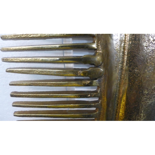1352 - An decorative metal extra large gold comb