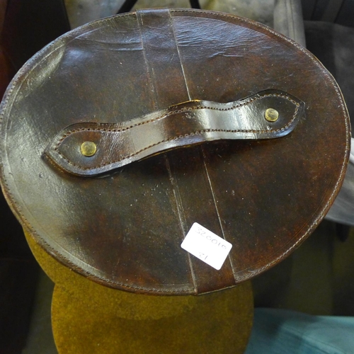 1449 - An ice bucket in the form of a hat box