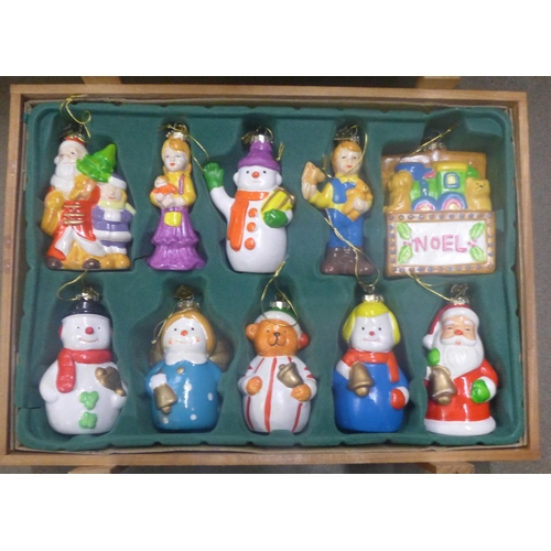 1234 - A large collection of Christmas decorations including a set of Thomas Pacconi baubles **PLEASE NOTE ... 