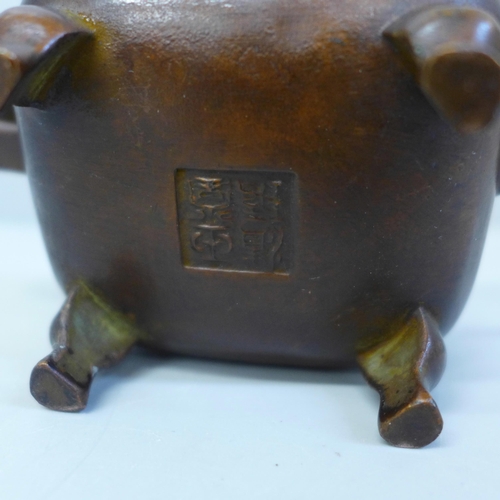 625 - A Chinese bronze censer, 11.5cm wide