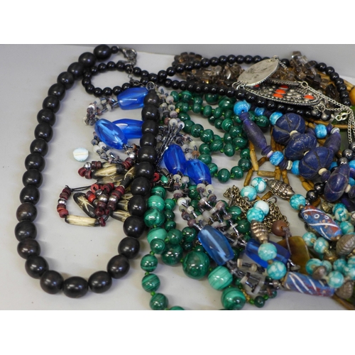 646 - A bag of costume jewellery