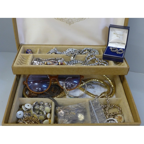 653 - A jewellery box with costume jewellery including 6g of scrap 9ct gold (in silver cabinet)