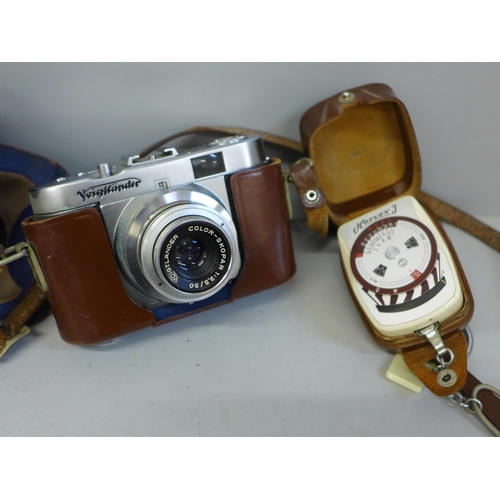 660 - A Voightlander Vito B camera with leather case