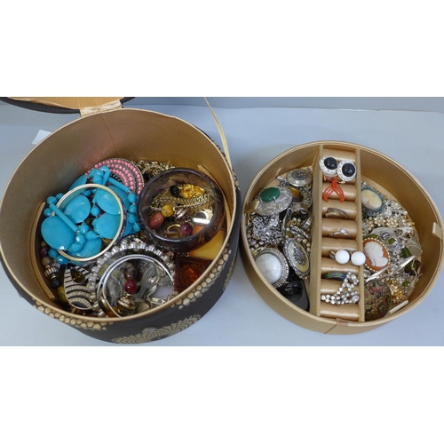 665 - A collection of costume jewellery in a jewellery box
