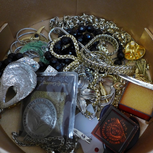 665 - A collection of costume jewellery in a jewellery box