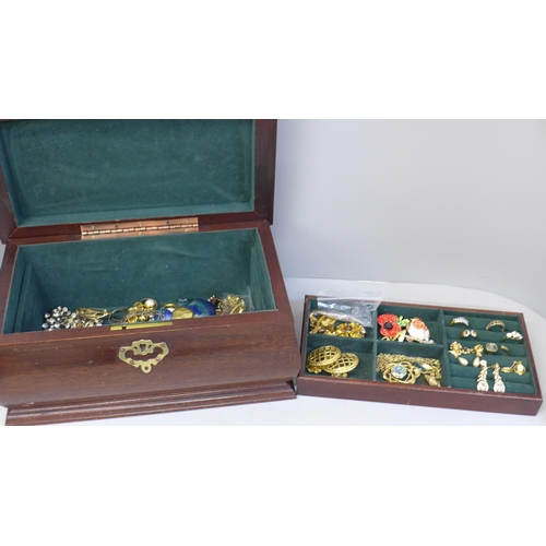 672 - A jewellery box containing gold tone costume jewellery including a pair of Monet earrings, box with ... 