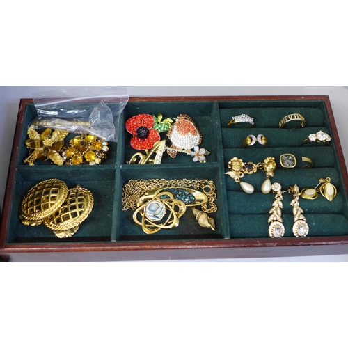 672 - A jewellery box containing gold tone costume jewellery including a pair of Monet earrings, box with ... 