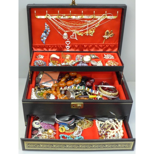 685 - A jewellery box and costume jewellery