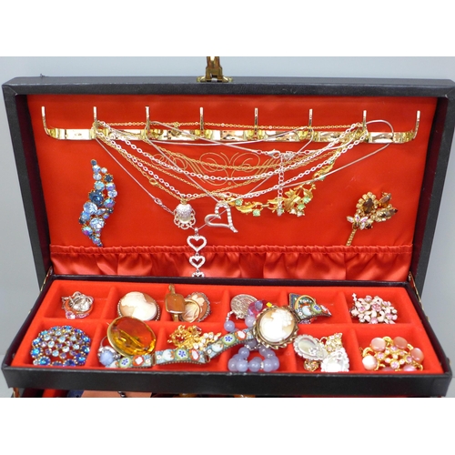 685 - A jewellery box and costume jewellery