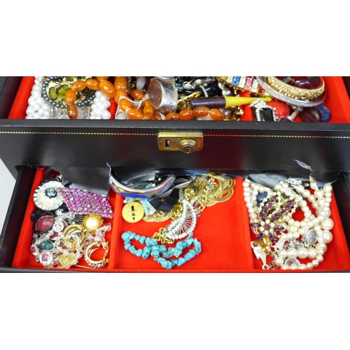 685 - A jewellery box and costume jewellery