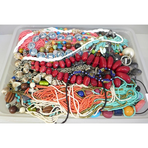 718 - Assorted statement necklets