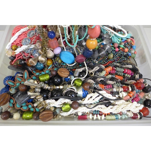 718 - Assorted statement necklets