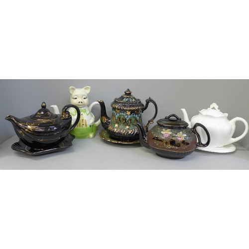 722 - A Shelley 272101 teapot and stand, black Victorian teapots, etc. **PLEASE NOTE THIS LOT IS NOT ELIGI... 