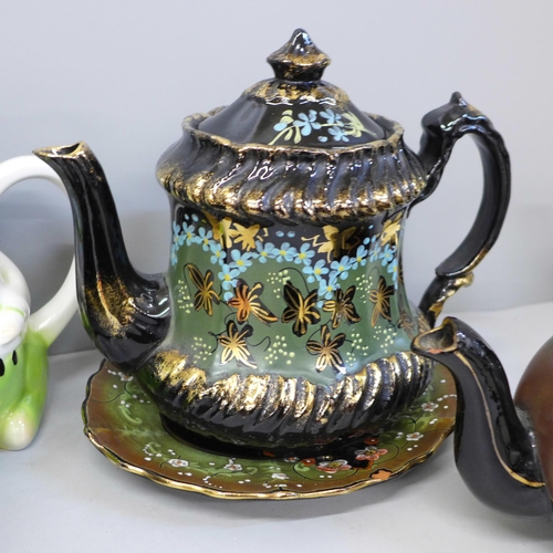 722 - A Shelley 272101 teapot and stand, black Victorian teapots, etc. **PLEASE NOTE THIS LOT IS NOT ELIGI... 