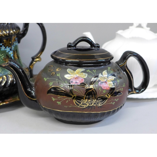 722 - A Shelley 272101 teapot and stand, black Victorian teapots, etc. **PLEASE NOTE THIS LOT IS NOT ELIGI... 