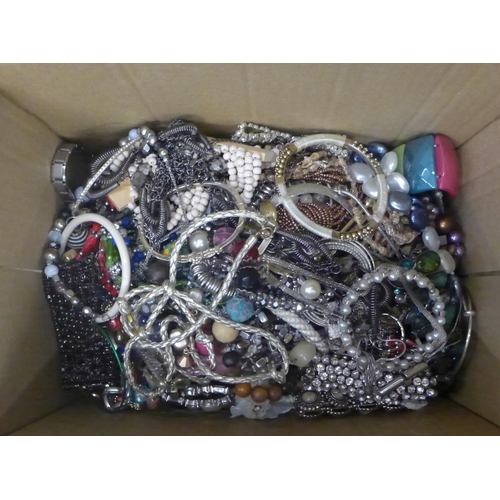 739 - A box of costume jewellery