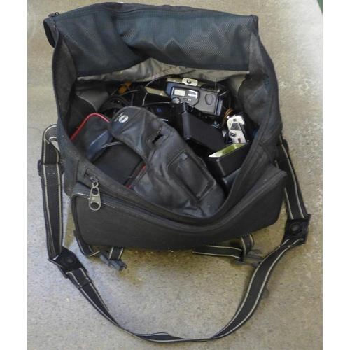 750 - A bag of mixed cameras, compact cameras, SLR cameras, flash units, etc.