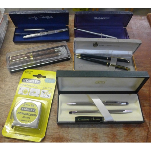 757 - A large collection of pens, including three  Sheaffer 40 fountain pens, four Messenger F pens, Cross... 