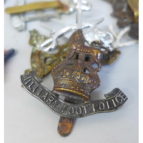 778 - A collection of British military cap badges