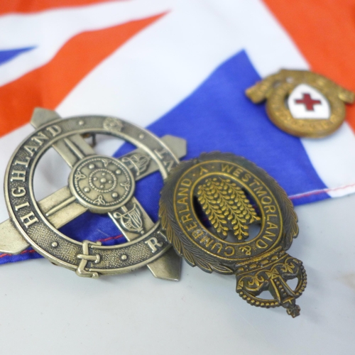 778 - A collection of British military cap badges