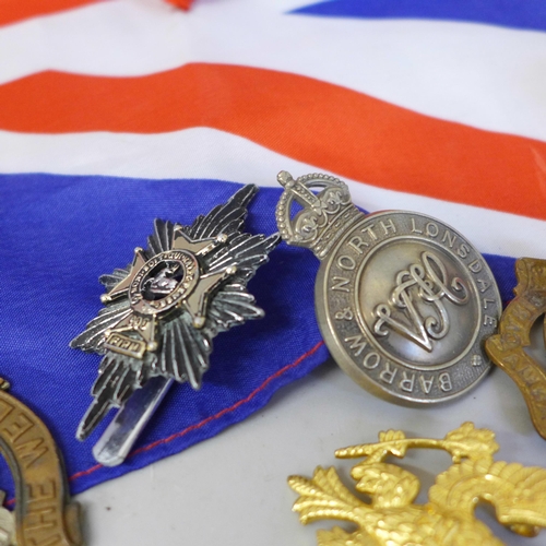 778 - A collection of British military cap badges