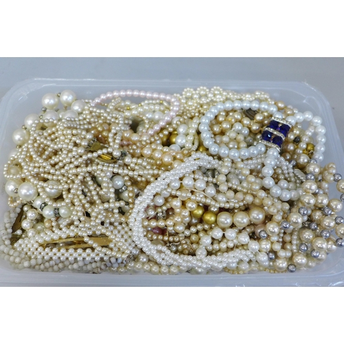 780 - Assorted pearl necklets, etc.