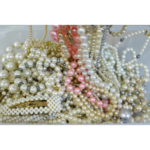 780 - Assorted pearl necklets, etc.