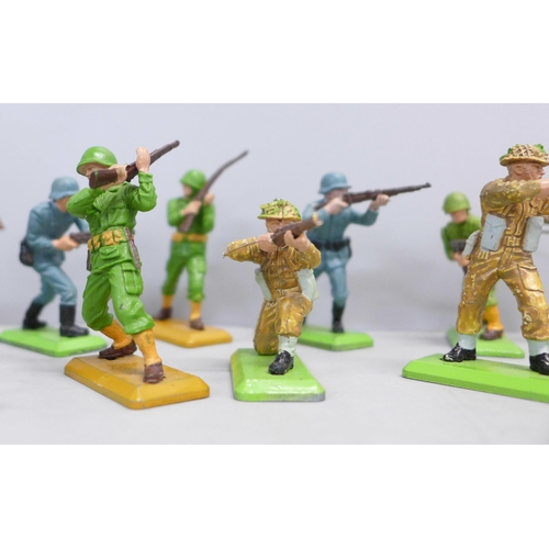 807 - Over forty 1970s Britains soldiers