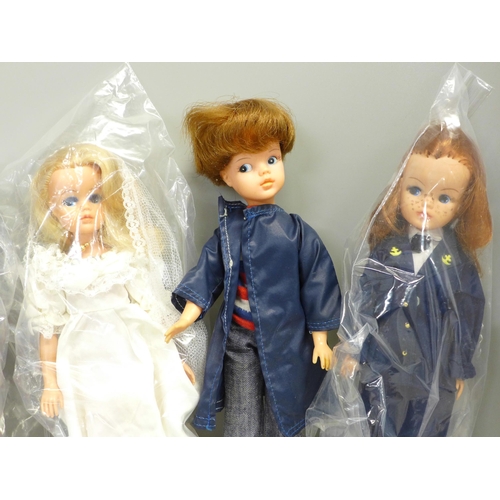 817 - A box of Sindy dolls and clothing