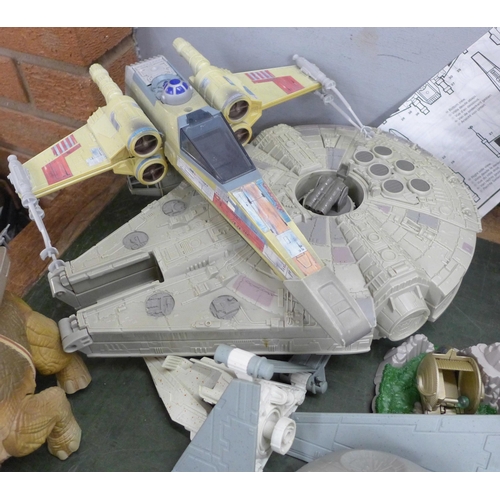 826 - A large collection of Star Wars space craft, figures, etc., including two early figures **PLEASE NOT... 