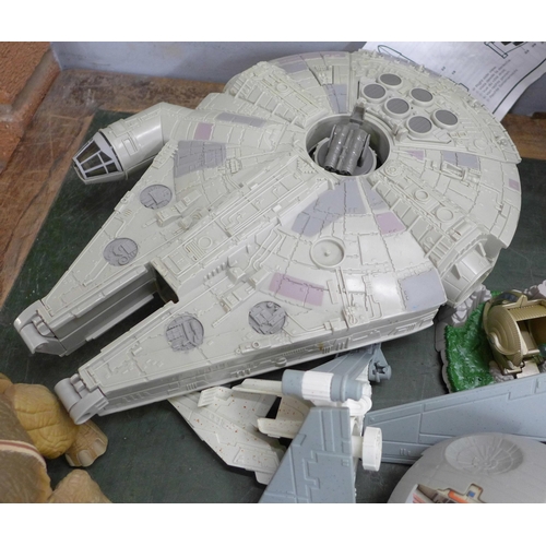 826 - A large collection of Star Wars space craft, figures, etc., including two early figures **PLEASE NOT... 