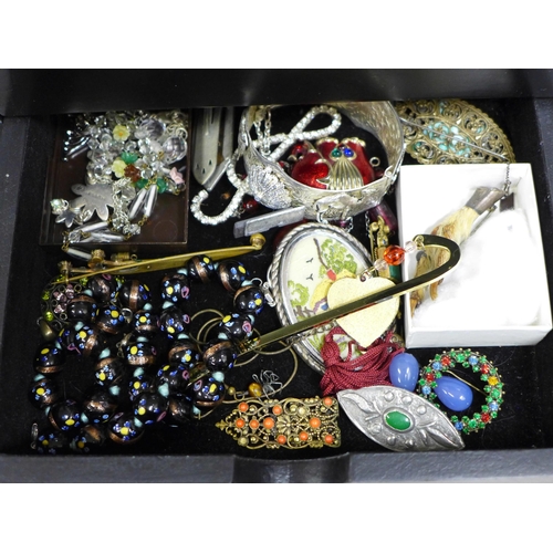 853 - An oriental style jewellery chest with assorted jewellery in one drawer