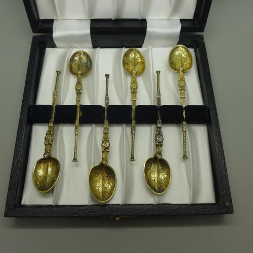 888 - A cased set of silver gilt replica annointing spoons, London 1901