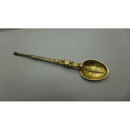 888 - A cased set of silver gilt replica annointing spoons, London 1901